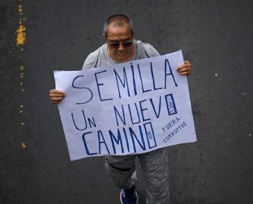"Semilla - ein neuer Weg. Korrupte raus" steht auf einem Plakat bei einem Protest in Guatemala