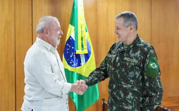 Lula mit dem neuen Kommandeur der Streitkräfte, General Tomás Miguel Ribeiro Paiva. Er folgte auf den gefeuerten de Arruda Lula mit dem neuen Kommandeur der Streitkräfte, General Tomás Miguel Ribeiro Paiva. Er folgte auf den gefeuerten de Arruda
