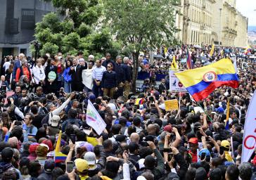 Präsident Gustavo Petro und Vizepräsidentin Francia Márquez mit beim Marsch