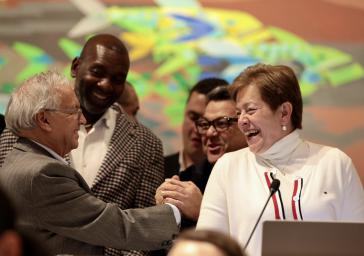 Arbeitsministerin Gloria Inés Ramírez mit Regierungskollegen nach der Verabschiedung der Reform Arbeitsministerin Gloria Inés Ramírez mit Regierungskollegen nach der Verabschiedung der Reform