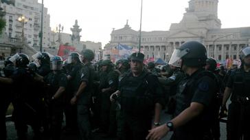 Tausende protestierten vor dem Kongress in Argentinien, Sicherheitskräfte gingen gewaltsam gegen sie vor