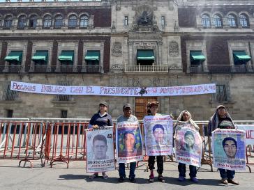 Familienangehörige der 43 verschwundenen Studenten von Ayotzinapa fordern Dialog mit dem Präsident López Obrador