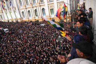 Zehntausende protestierten vor dem Regierungssitz gegen den Putschversuch in Bolivien. Auf dem Balkon Arce und sein Kabinett