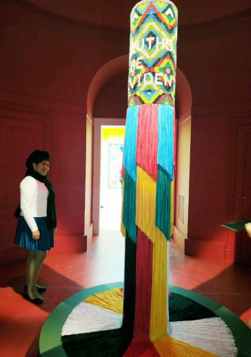 Boliviens Ministerin Guevara bei der Ausstellungseröffnung in Venedig