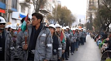 Bei den Feierlichkeiten in La Paz nahm die YPFB-Belegschaft einen prominenten Platz ein
