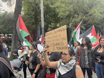 Demo in Mexiko-Stadt. Plakat: "Israel bombardiert Palästina, den Libanon und Syrien. Wer ist der Terrorist?" Demo in Mexiko-Stadt. Plakat: "Israel bombardiert Palästina, den Libanon und Syrien. Wer ist der Terrorist?"