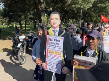 "Der IWF befiehlt, Noboa gehorcht". Protestaktionen in Quito "Der IWF befiehlt, Noboa gehorcht". Protestaktionen in Quito