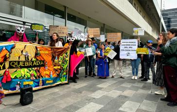 Protest vor dem Gericht in Ecuador für die Rechte des Machángara-Flusses
