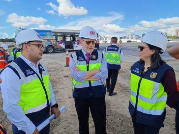 Félix Alvarado (Mitte) während seiner Zeit als Verkehrsminister bei der Besichtigung einer Baustelle