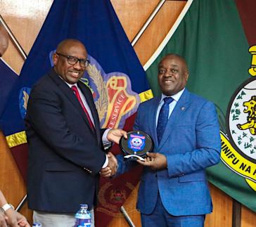 Die Polizeichefs von Kenia, Japhet N. Koome (links) und Haiti, Frantz Elbe, trafen sich im Dezember 2023 in Nairobi zur Besprechung des Einsatzes