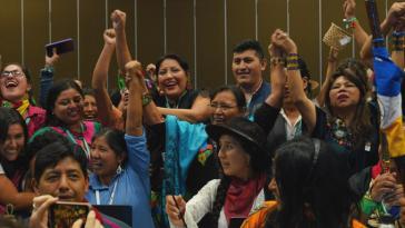 Feiern ihren Erfolg: Delegierte indigener Gemeinschaften bei der COP16 Feiern ihren Erfolg: Delegierte indigener Gemeinschaften bei der COP16