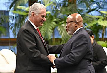 Kubas Präsident Díaz-Canel mit Dennis Francis