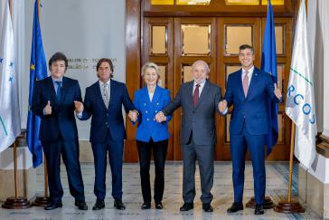 Die Staatschefs der Mercosur-Länder und EU-Kommissarin von der Leyen unterzeichneten den Vertrag am 6. Dezember in Montevideo Die Staatschefs der Mercosur-Länder und EU-Kommissarin von der Leyen unterzeichneten den Vertrag am 6. Dezember in Montevideo