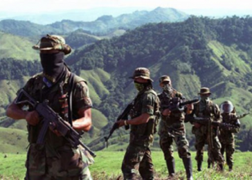 Unternehmen und Drogenbanden sollen eine Million US-Dollar für die Expansion der Paramilitärs sammeln Unternehmen und Drogenbanden sollen eine Million US-Dollar für die Expansion der Paramilitärs sammeln