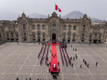 Roter Teppich vor dem Palacio del Gobierno für den toten Diktator Roter Teppich vor dem Palacio del Gobierno für den toten Diktator
