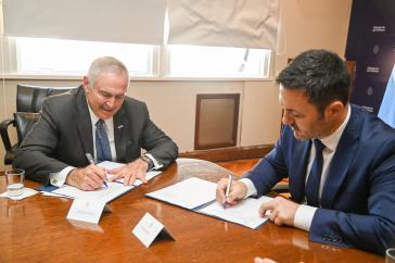 Verteidigungsminister Luis Petri (links) und US-Botschafter Marc Stanley bei der Unterzeichnung des Abkommens