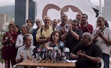 Pressekonferenz über Gründung von Comunes. Sitzend von links nach rechts: Antonio González Plessmann, Thais Rodríguez, Eduardo Sánchez. (Screenshot)