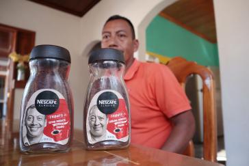 Glückliche Bauern nur auf dem Papier: Elmar Morales und seine Mutter als Werbeträger auf Nescafé-Gläsern.