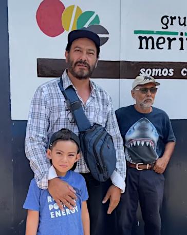 Eduardo Camarena mit seinem Sohn beim Protest vom 5. Februar vor dem Zwischenhändler Merino (Screenshot)