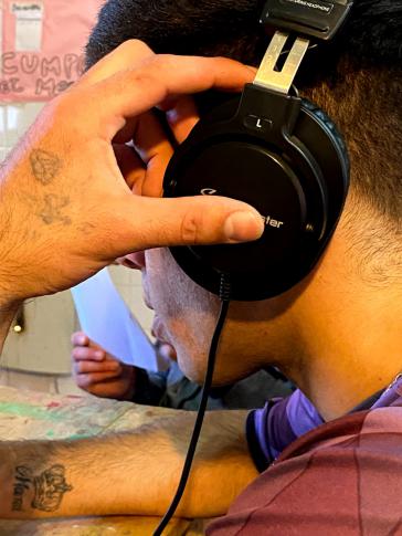 Jugendlicher beim Radio machen Jugendlicher beim Radio machen