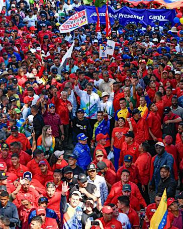 Maduro (Bildmitte, in weißer Jacke) kündigte höhere Prämien an, der Mindestlohn bleibt jedoch eingefroren