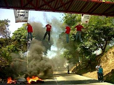 Faschismus manifestiert sich auf der Straße: Symbolisch erhängte Chavistas während der Gewaltproteste 2014