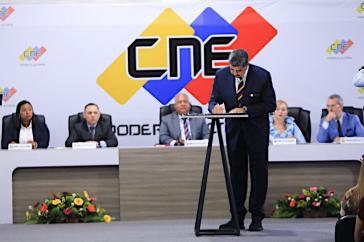 Maduro bei der Unterzeichnung des Abkommens vor der Leitung des CNE