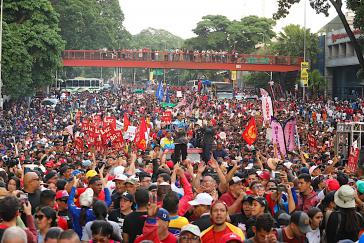 Maduro mittendrin: Großḱundgebung vor dem Präsidentenpalast Miraflores
