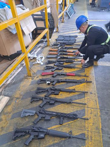 Polizeikräfte entdecken ein Waffenarsenal am Hafen Santo Tomás de Castilla im Departamento Izabal