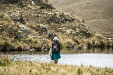 Eine indigene Person vor der Laguna Quimsacocha.