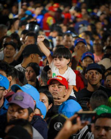 Anhänger der Regierung bei einer Kundgebung in Caracas nach Bekanntgabe der Wahlergebnisse Anhänger der Regierung bei einer Kundgebung in Caracas nach Bekanntgabe der Wahlergebnisse