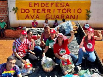 MST-Frauen übergaben der Gemeinschaft der Ava Guaraní Lebensmittel aus eigenen Anbau