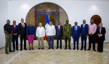 Laurent Saint-Cyr, Präsident der Übergangsregierung in Haiti, empfängt eine Delegation aus Kenia. Er fordert mehr ausländische Soldaten an Laurent Saint-Cyr, Präsident der Übergangsregierung in Haiti, empfängt eine Delegation aus Kenia. Er fordert mehr ausländische Soldaten an