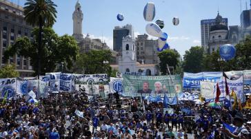 Zehntausende Argentinier:innen demonstrierten am Donnerstag gegen die Arbeitsmarktreform Zehntausende Argentinier:innen demonstrierten am Donnerstag gegen die Arbeitsmarktreform