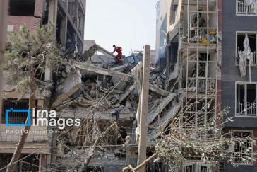 Rettungskräfte im Einsatz am Ort eines israelischen Angriffs auf ein Wohngebäude in Teheran
