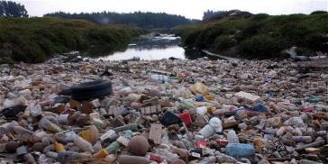 Im Río Bogotá landet tonnenweise Müll