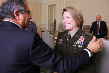 Kolumbiens Präsident Gustavo Petro mit Richardson (Mai 2024). Kolumbien ist einer der engsten US-Militärpartner in der Region