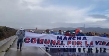 Protestmarsch mit der Forderung nach Aufmerksamkeit für die von Regen und Überschwemmungen betroffenen Menschen (Videoausschnitt) Protestmarsch mit der Forderung nach Aufmerksamkeit für die von Regen und Überschwemmungen betroffenen Menschen (Videoausschnitt)