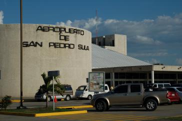 Auf dem Flughafen von San Pedro Sula kommt die erste selbstausgewiesene Gruppe in Honduras an Auf dem Flughafen von San Pedro Sula kommt die erste selbstausgewiesene Gruppe in Honduras an