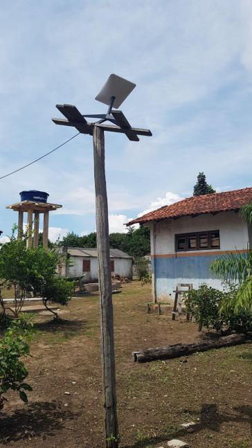 Eine Starlink-Antenne in Vista Alegre Eine Starlink-Antenne in Vista Alegre