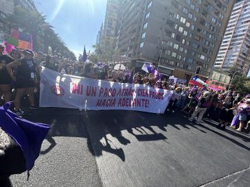 "Keinen Schritt zurück, 100 Schritte nach vorn" das Motto der Demonstration am 8. März in Santiago "Keinen Schritt zurück, 100 Schritte nach vorn" das Motto der Demonstration am 8. März in Santiago