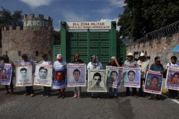 Eltern der 43 Lehramtsstudenten protestieren vor dem Militärkazerne in Guerrero, Mexiko Eltern der 43 Lehramtsstudenten protestieren vor dem Militärkazerne in Guerrero, Mexiko