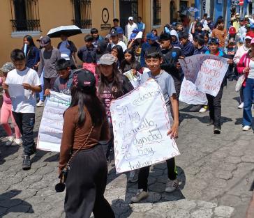 "Ohne Bildung keine Entwicklung" Schüler von Ceipa auf der Demonstration am 1. Mai in Quetzaltenango "Ohne Bildung keine Entwicklung" Schüler von Ceipa auf der Demonstration am 1. Mai in Quetzaltenango