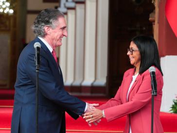 Rodríguez mit US-Innenminister Burgum Anfang März in Caracas. Jetzt hoben die US die Sanktionen gegen Rodríguez auf