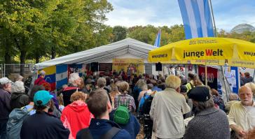 Besonders am Wochenende zog die Protestwache viele Besucher:innen an Besonders am Wochenende zog die Protestwache viele Besucher:innen an