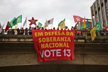 Anhänger des Präsidentschaftskandidaten Lula da Silva zeigen seine Wahlnummer: "Zur Verteidigung der nationalen Souveränität: Wählt 13"