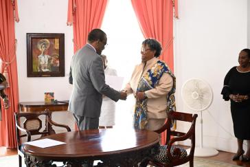 Mia Amor Mottley bei ihrer Vereidigung durch Präsident Jeffrey Bostic Mia Amor Mottley bei ihrer Vereidigung durch Präsident Jeffrey Bostic