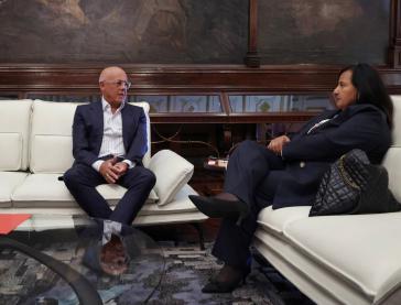 Jorge Rodríguez und Dinorah Figuera (hier bei einem ersten Treffen am 18. Juni) führen die Delegationen von Regierung und Opposition an Jorge Rodríguez und Dinorah Figuera (hier bei einem ersten Treffen am 18. Juni) führen die Delegationen von Regierung und Opposition an
