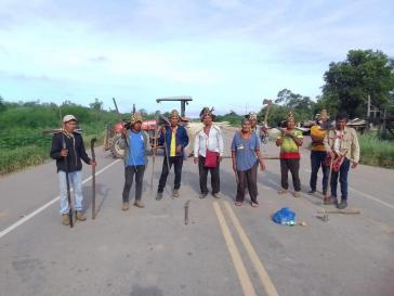 Ayoreo blockieren Straße in Paraguay, um auf die Zerstörung ihres Landes aufmerksam zu machen. Ayoreo blockieren Straße in Paraguay, um auf die Zerstörung ihres Landes aufmerksam zu machen.