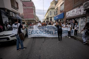 Angestelle der nationalen Universität in Río Cuarto demonstrieren im September 2025 für die Rechte der öffentlichen Bildungseinrichtungen und faire Löhne Angestelle der nationalen Universität in Río Cuarto demonstrieren im September 2025 für die Rechte der öffentlichen Bildungseinrichtungen und faire Löhne